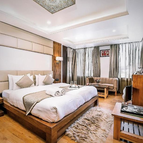 Hotel Adlife Luxury Srinagar  Bagian luar foto